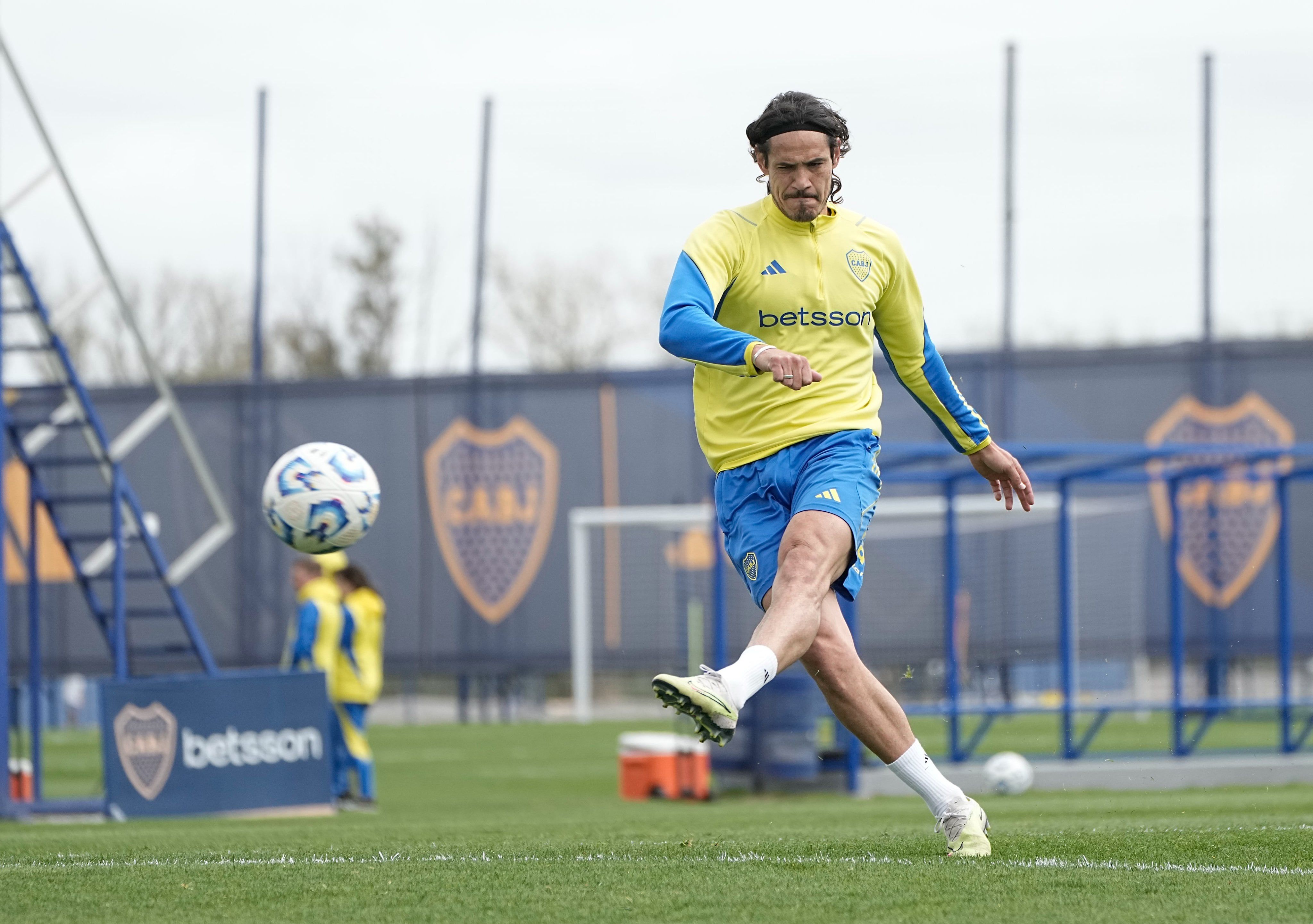 Edinson Cavani podría salir del equipo, para controlar las cargas desde lo físico. 