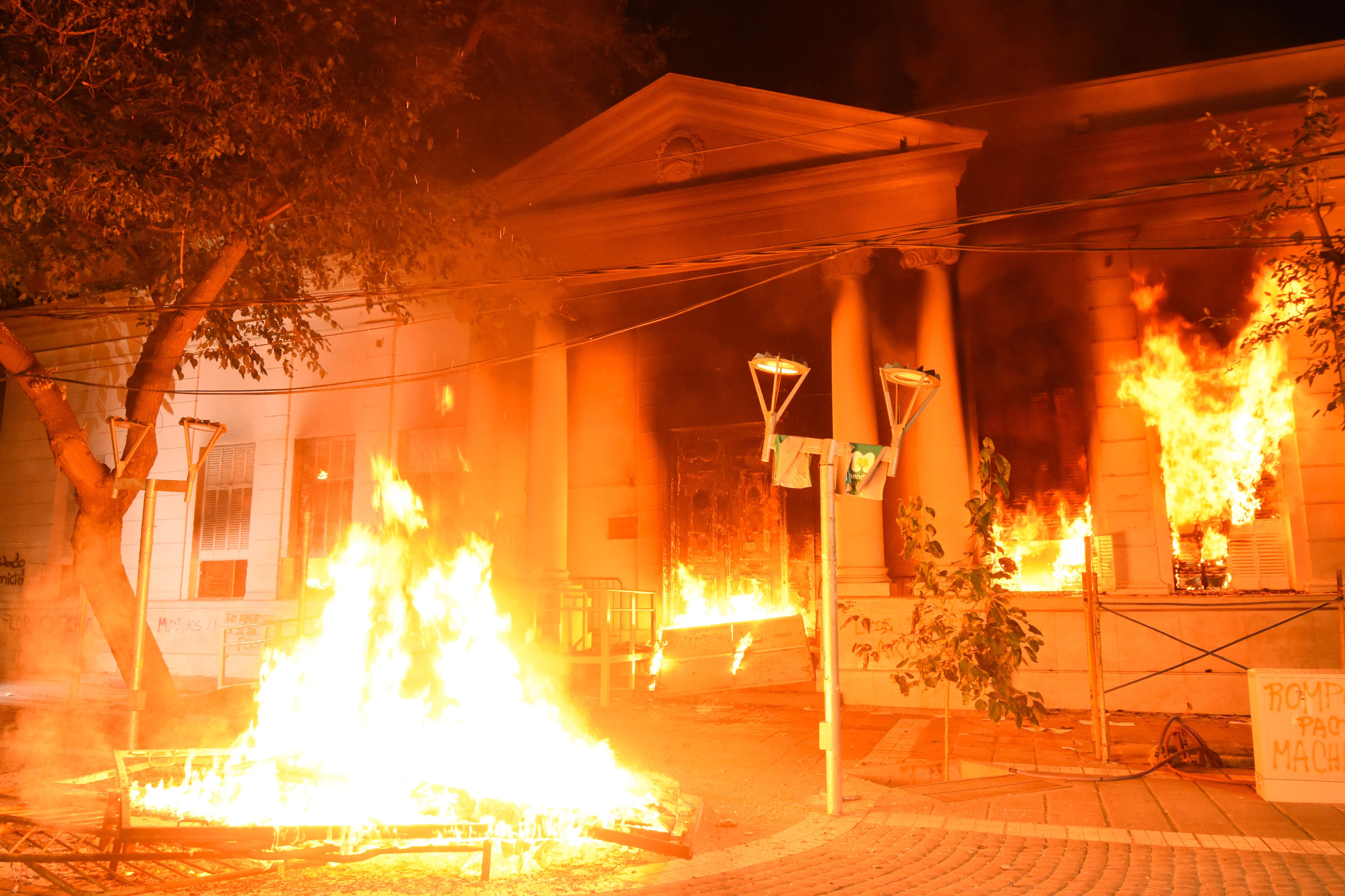 La Legislatura en llamas tras una de las movilizaciones.