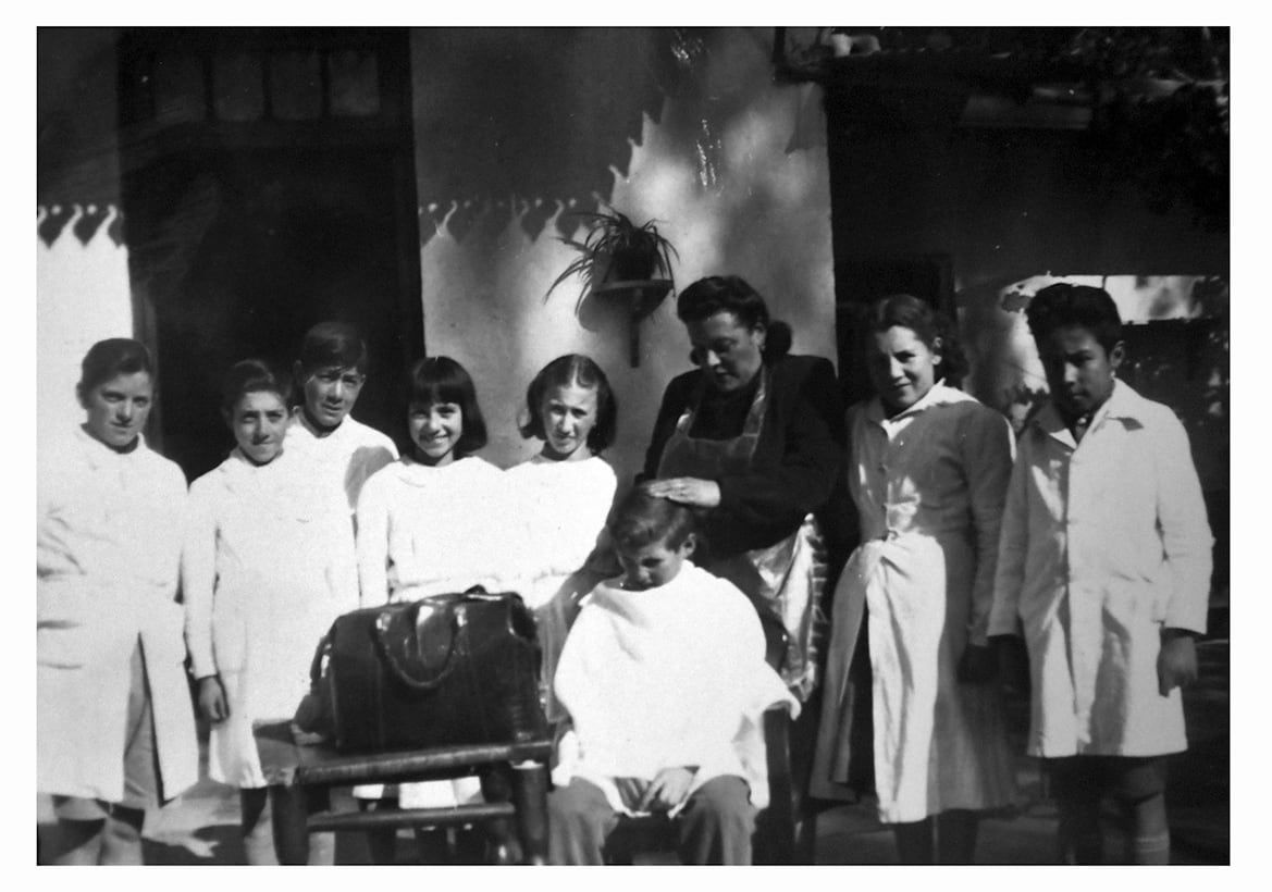 Escuela Centenaria La Escuela 1-220 Misiones en Godoy Cruz, cumplirá 100 años el próximo 27 de octubre. Miles de alumnos egresaron de esa institución educativa, para ello realizarán una campaña solidaria que recaudan leche para los merenderos del Barrio La Gloria  En la foto, las señoritas en la sección peluquería con sus alumnos Foto: Orlando Pelichotti