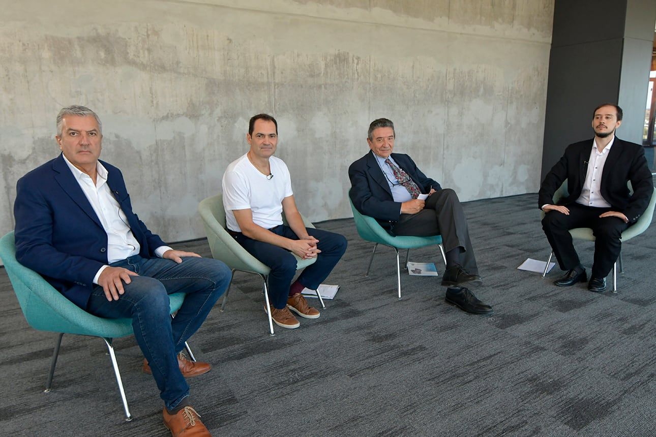 Osvaldo Romagnoli (administrador de la Dirección Provincial de Vialidad), Mauricio Badaloni (presidente de la Fundación Andesmar), Carlos Abihaggle (economista) y Mauricio Manini (jefe sección Economía Los Andes). Foto: Orlando Pelichotti