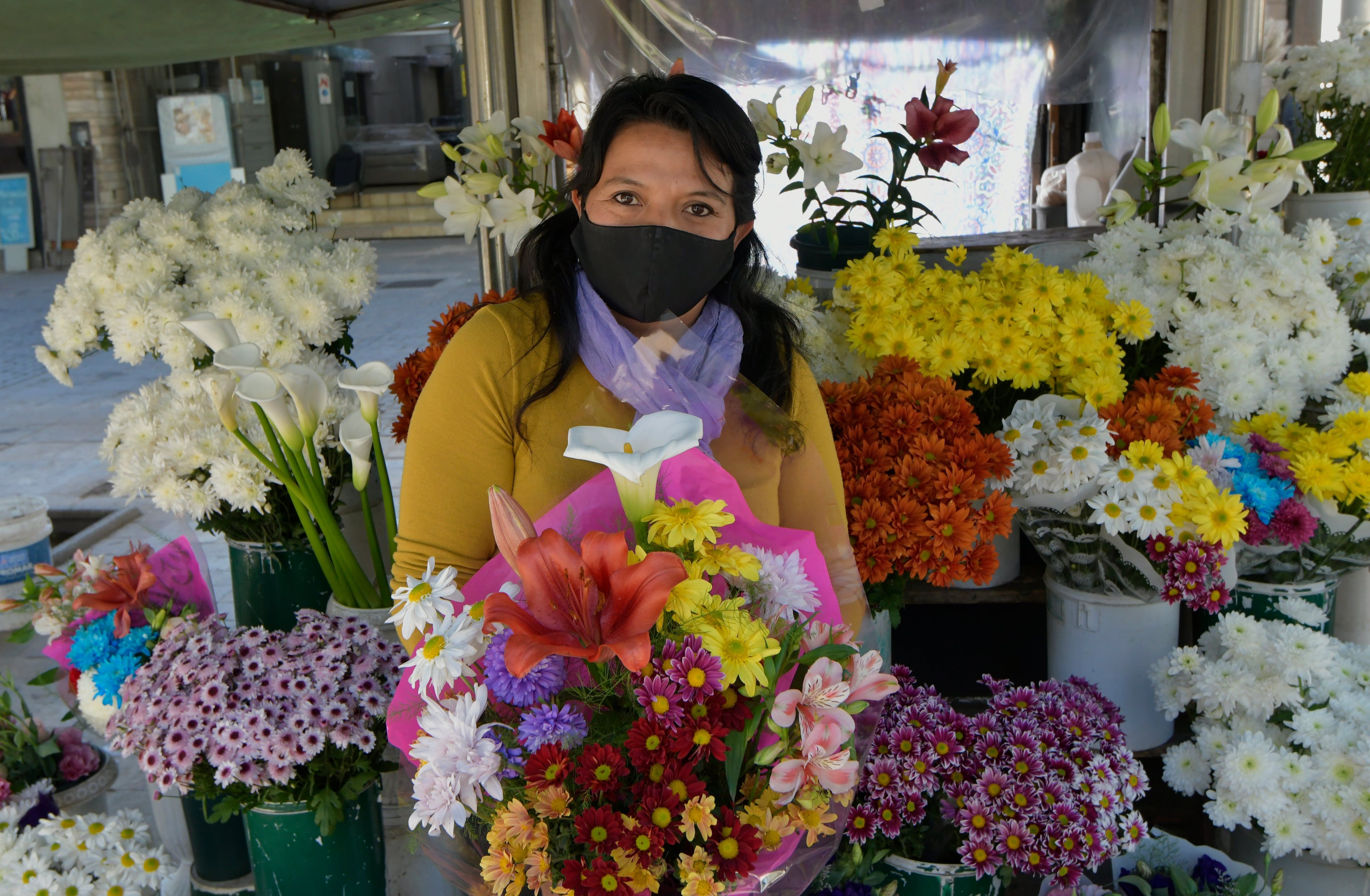 María Soto de tradición familiar florista, vende en el puesto de flores en la Alameda