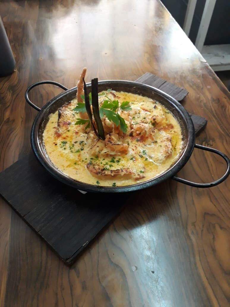 Fideo relleno de salmón con salsa de camarones
