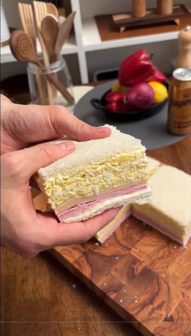 Sándwich de miga XXL con fiambre y huevo.