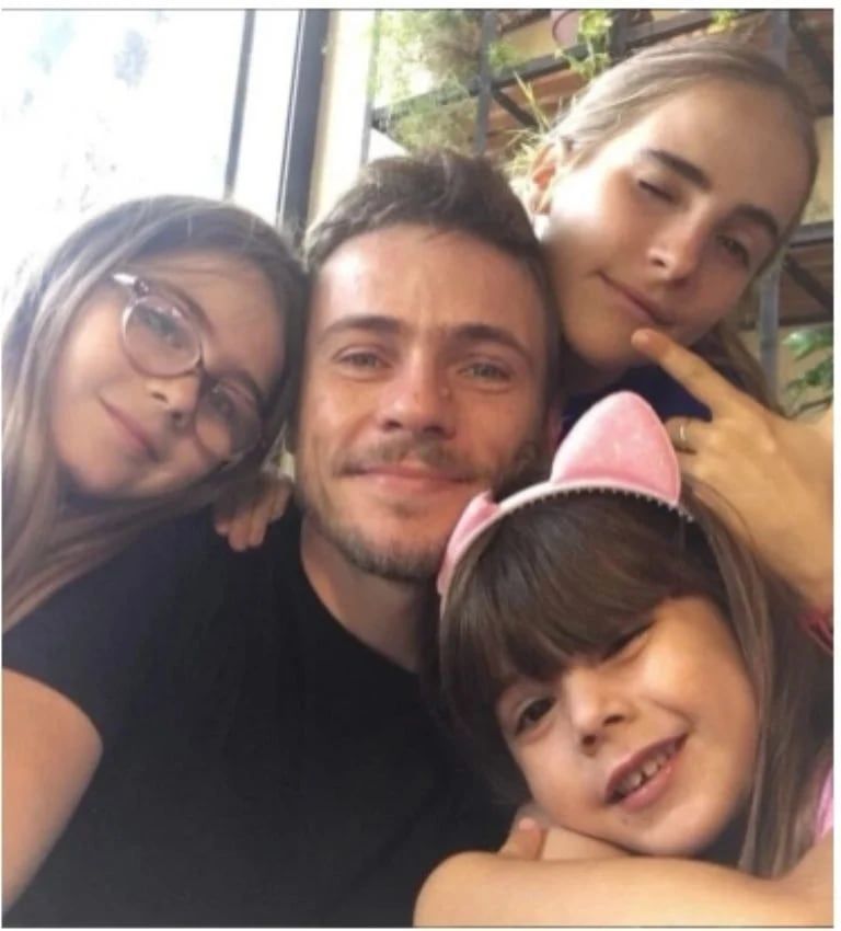 Ambar de Benedictis, con sus hermanas y su papá