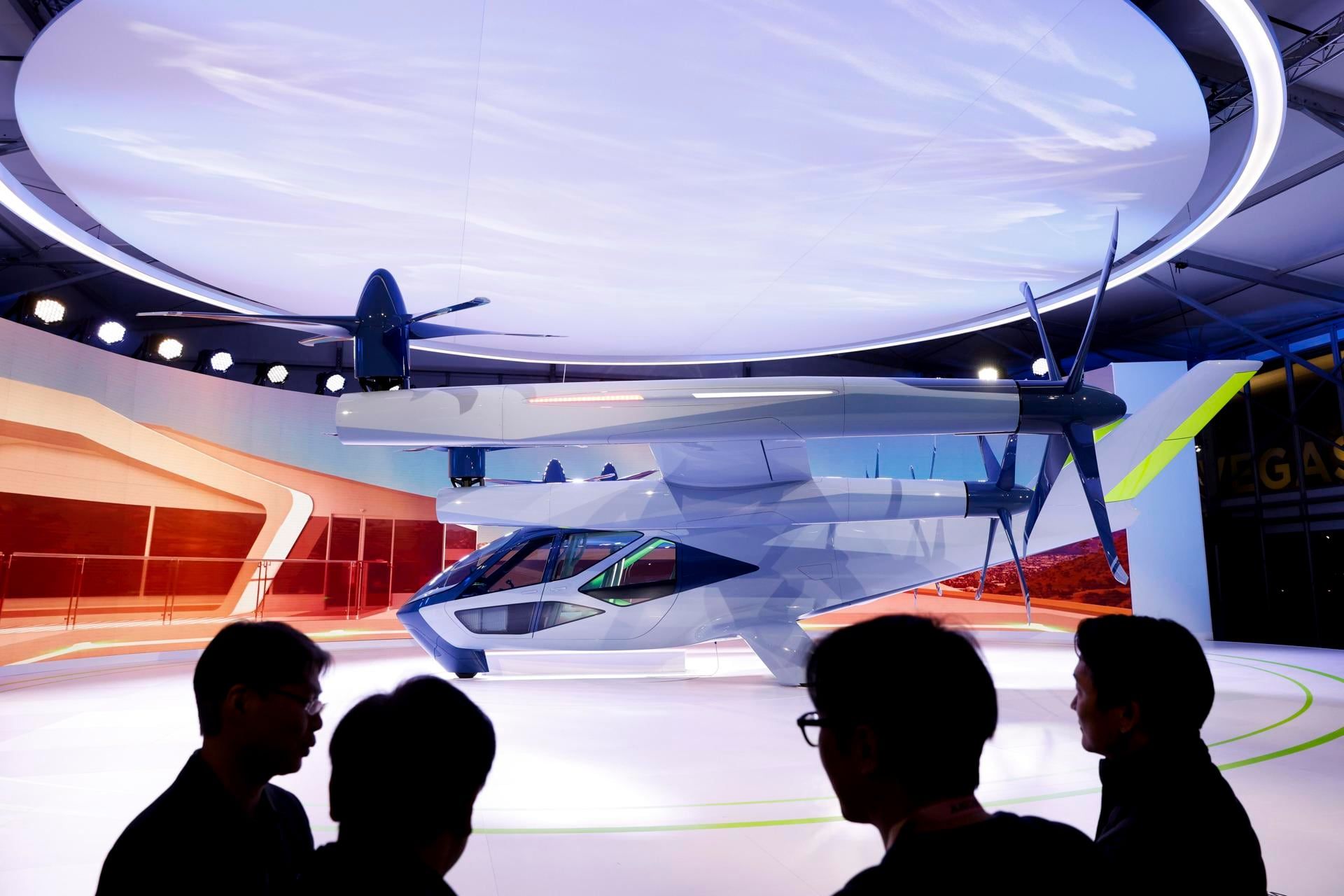 Los asistentes ven una demostración con el avión VOTL eléctrico de pasajeros Supernal S-A2 en el stand de Supernal durante el Consumer Electronics Show (CES) 2024 en el Centro de Convenciones de Las Vegas. Foto: EFE/EPA/CAROLINE BREHMAN