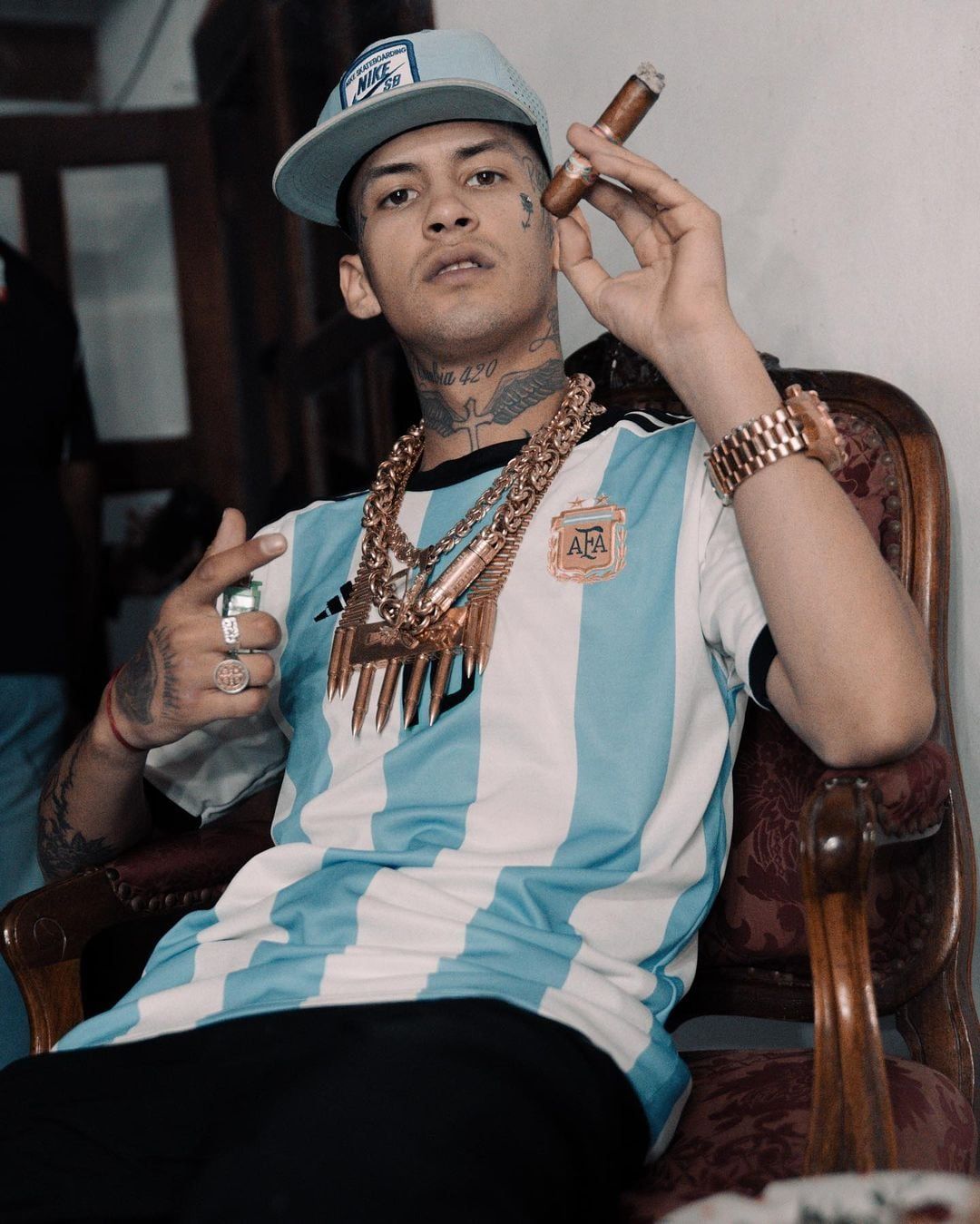 L-Gante pagó millones por un collar de oro de casi 5 kilos.