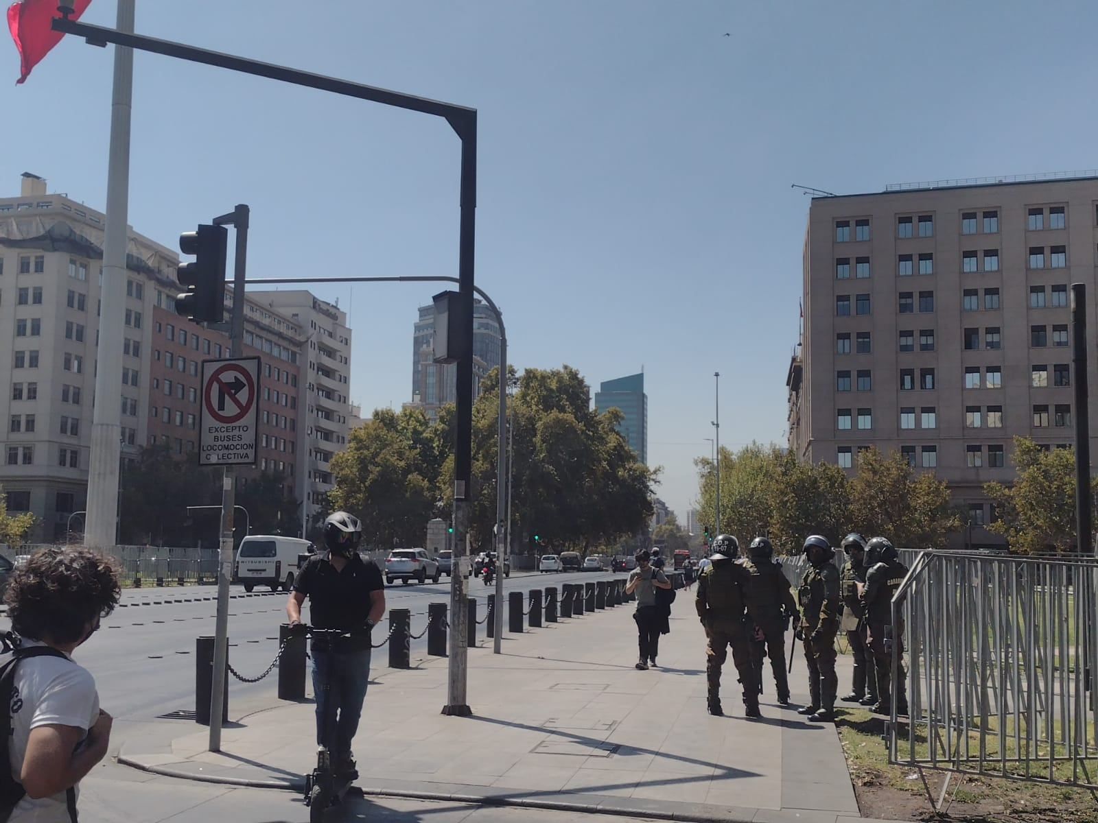 Los carabineros controlan el perímetro de Moneda, que luce con un inmenso vallado.