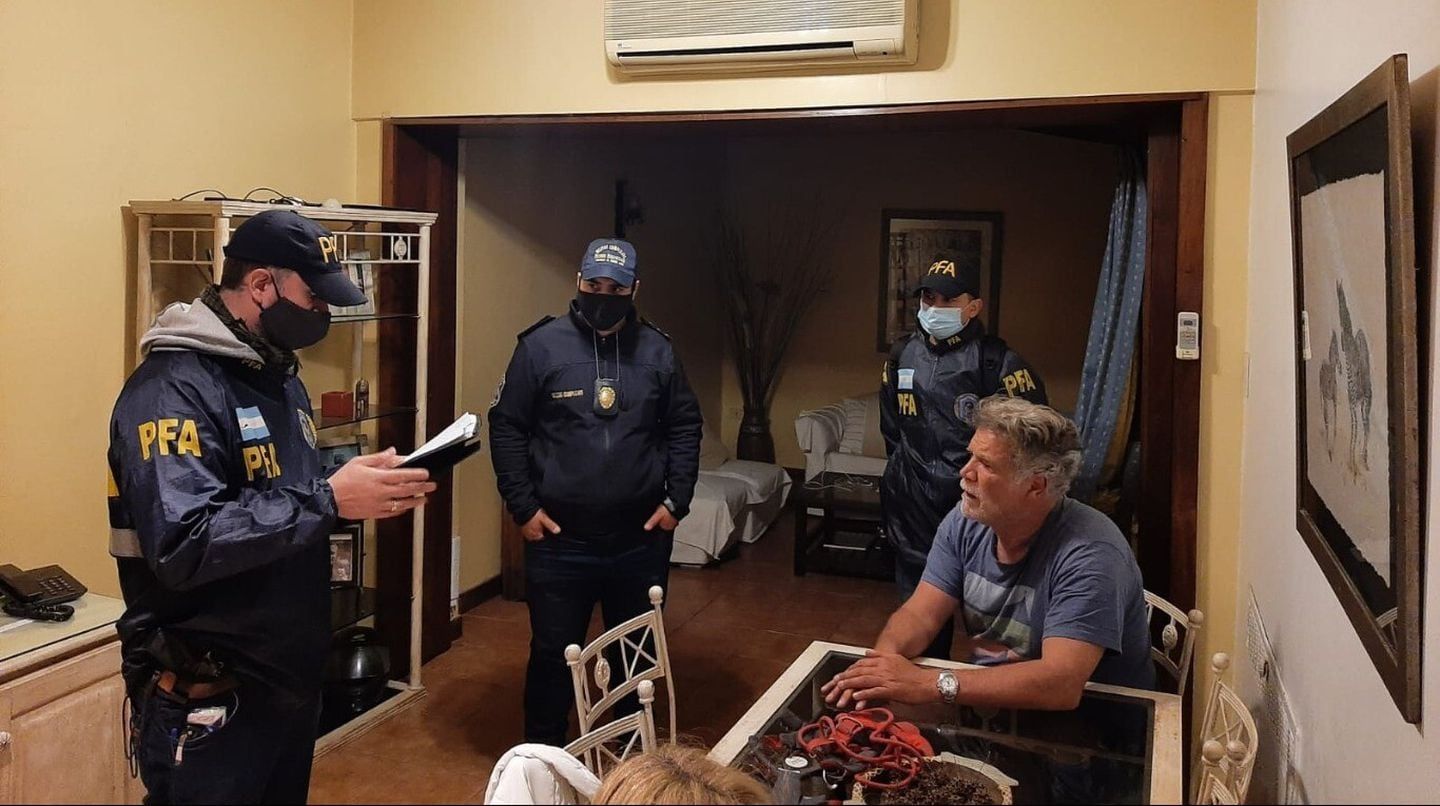 Familiares de adictos defendieron al mediático y a la organización que presuntamente recupera a adictos a las drogas. Policía