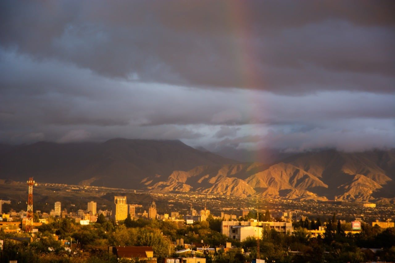 El cielo mendocino amaneció esta mañana pintado con los colores del arco iris. Foto: Ignacio Blanco / Los Andes.