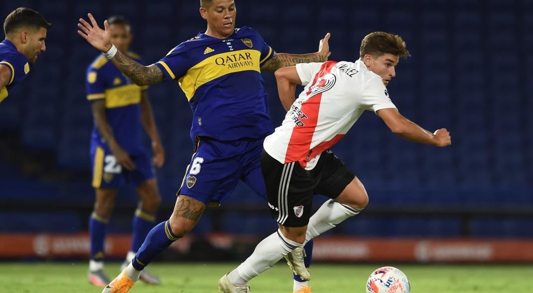 Marcos Rojo y Julián Álvarez, un cruce que podría volver a darse ahora por Copa Argentina. / archivo 