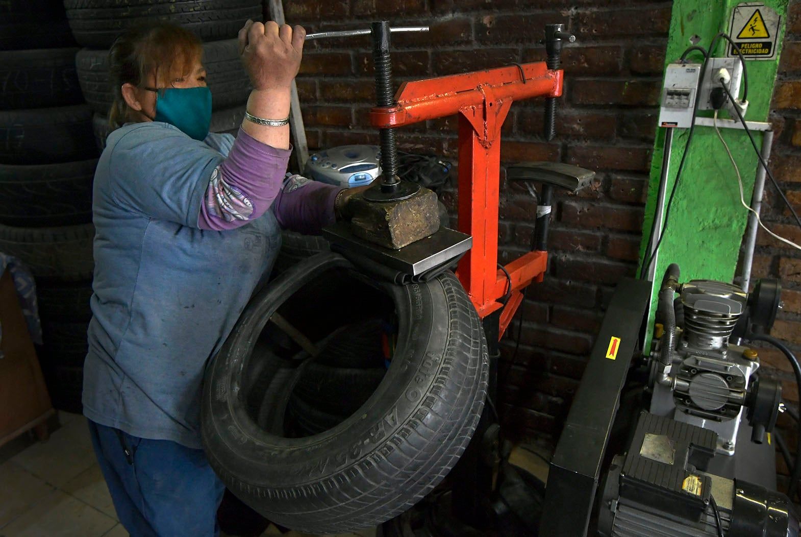 Apenas llegó a Mendoza trabajó algunos meses como empleada doméstica hasta que pudo comprar sus propias herramientas y abrir su propia gomería en Perito Moreno y Sarmiento (Godoy Cruz). Foto: Orlando Pelichotti