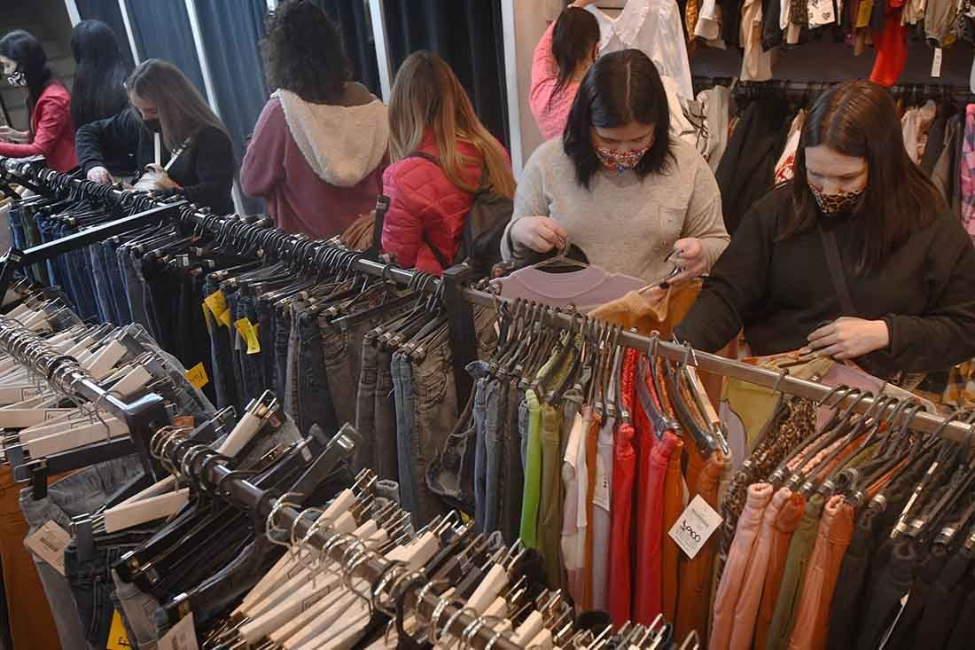 Los empleados de comercio recibirán un bono este mes, y un aumento del 9% desde noviembre. Foto: José Gutierrez / Los Andes