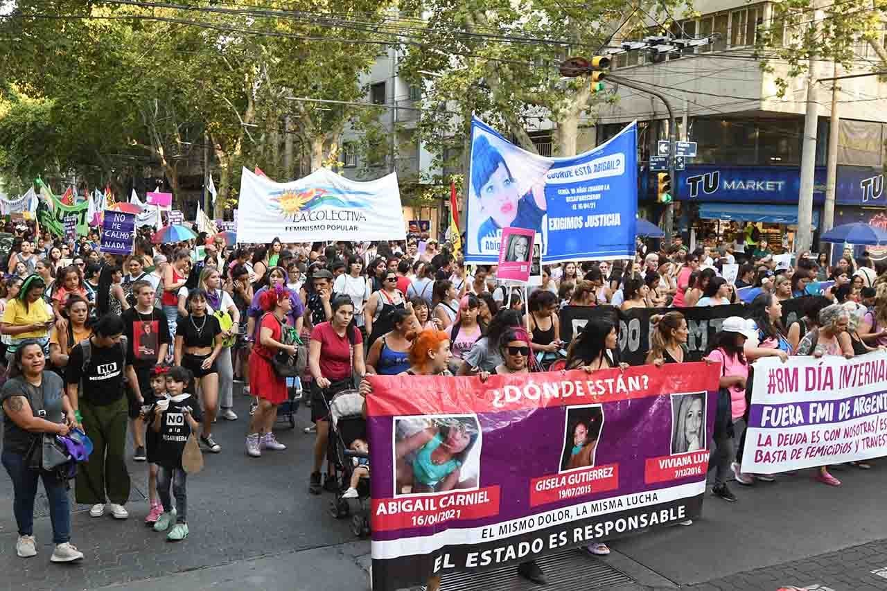 Marcha 8 M en conmemoración del día internacional de la mujer. Miles de mujeres caminaron por las calles de la Ciudad portando carteles, letreros, pancartas y banderas para hacer valer sus derechos  Foto:José Gutierrez / Los Andes 