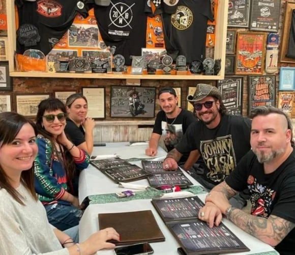 Gianinna y Daniel disfrutando con amigos del rock en Córdoba