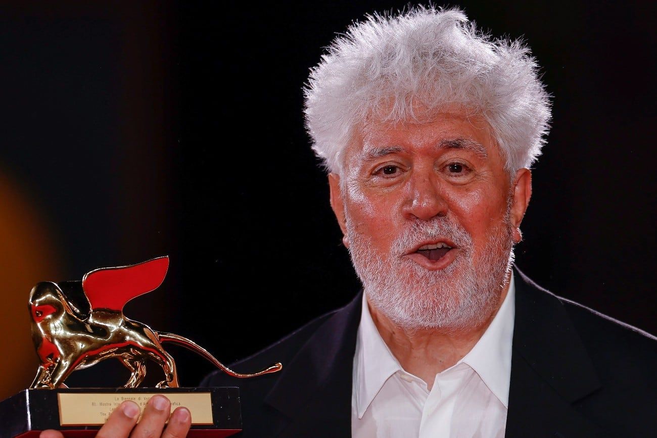Pedro Almodóvar, feliz con el León de Oro para "La habitación de al lado". (AP)