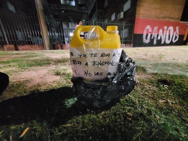 Descubrió que su novio le fue infiel, le quemó el auto y le dejó un mensaje: “No vas a jugar más con ninguna mujer”