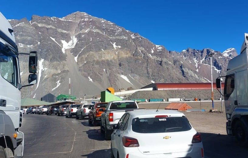 Largas filas y demoras en el paso a internacional a Chile. Foto: Gentileza