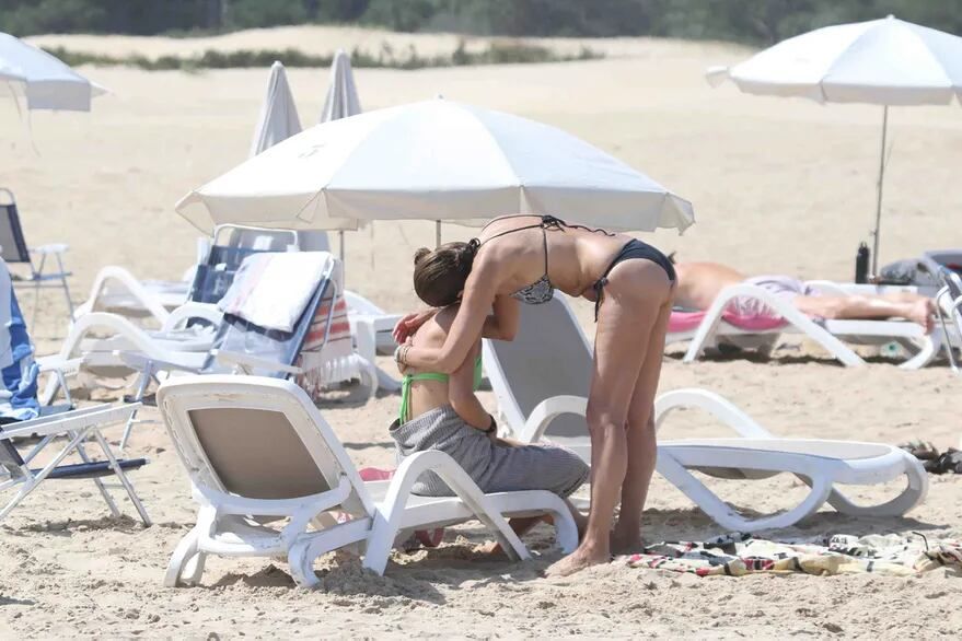 Andrea Frigerio disfruto de las playas de Punta del Este junto a su hija.