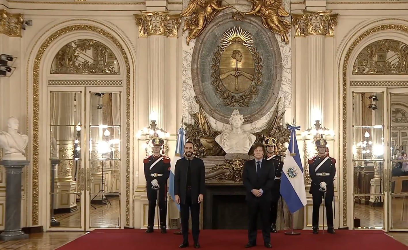 El presidente Javier Milei recibió esta tarde en Casa Rosada a su par de El Salvador, Nayib Bukele, con quien mantenía una audiencia para tratar la cooperación entre ambos países en temas como "energía, comercio y seguridad". Foto: (IMG) / NA
