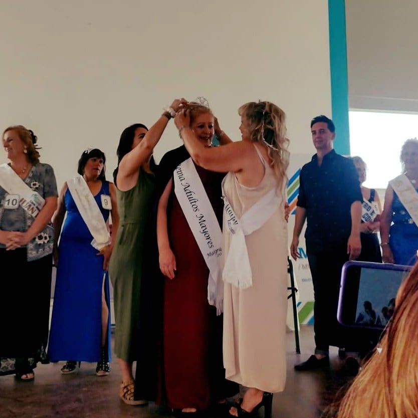 La reina de la Vendimia de adultos mayores de Maipú 2022-2023, en el momento de la coronación.