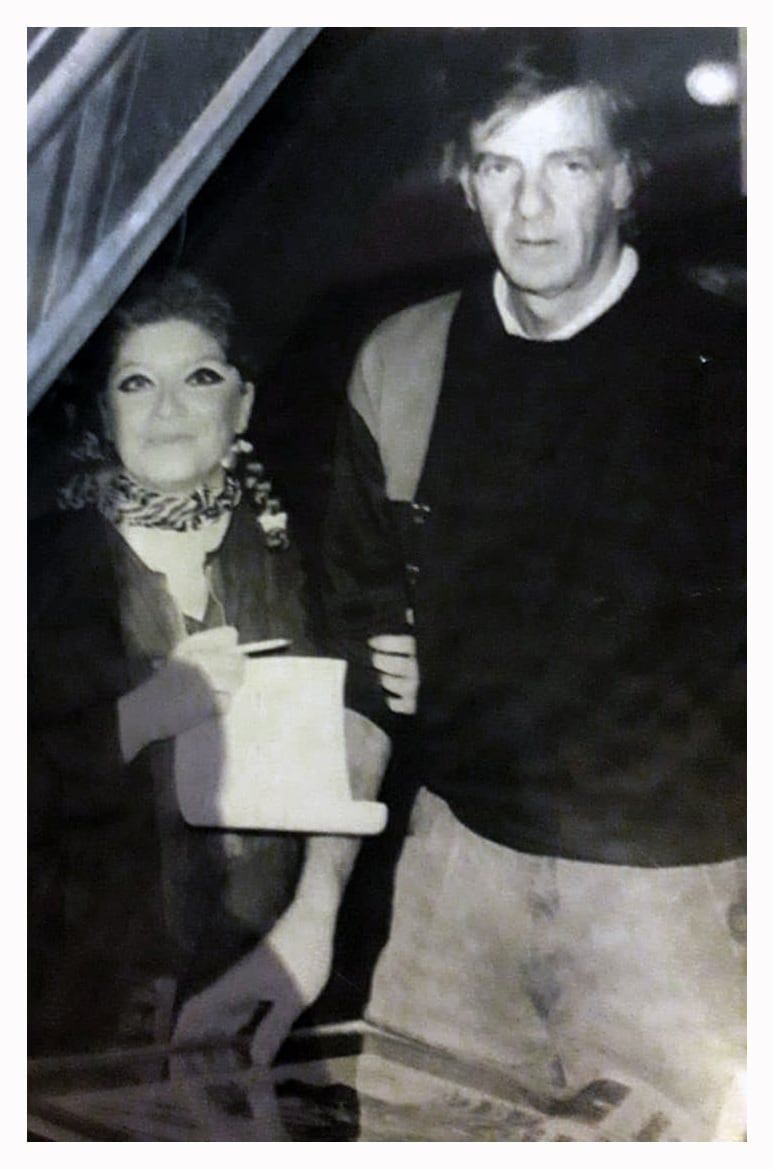 Azucena Agüero Blanch junto a César Menotti
Hechicera, artista plástica y parasicóloga son unos de los títulos que conserva Azucena en su larga carrera. 
foto: Orlando Pelichotti