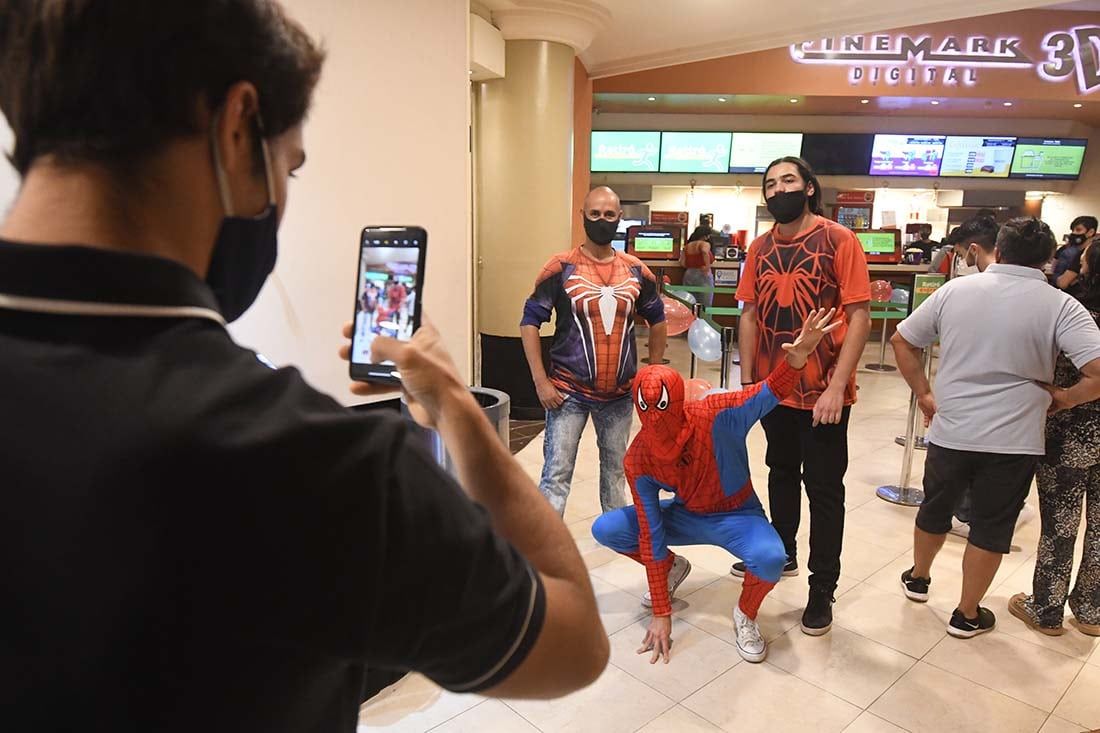 Los fans en el cine Cinemark Mendoza para ver la película Spider- Man , sin camino a casa.