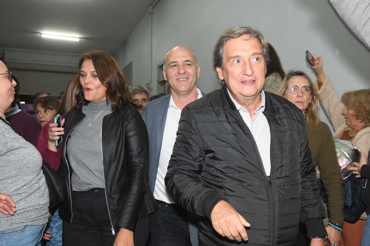 Cierre de campaña de Guillermo Carmona como precandidato a Gobernador y Lliana Paponet Vicegobernador de Mendoza por la lista 502 D del Partido Justicialista Emir Félix Intendente de San Rafael, abre el paso para que Carmona y Paponet ingresen al lugar de reunión  Foto: José Gutierrez / Los Andes