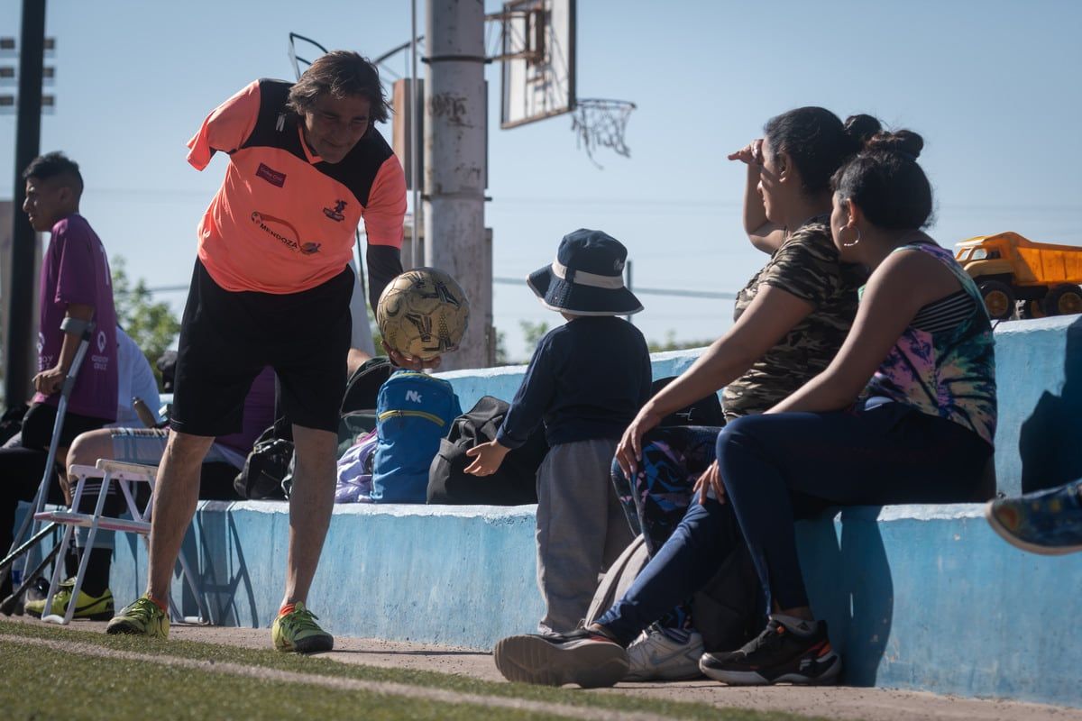 Liga Nacional de Fútbol de Amputados.  En el polideportivo del Barrio de la Gloria se disputó la tercera fecha entre Los Cóndores de Mendoza y Los Leones de Tucuman.  