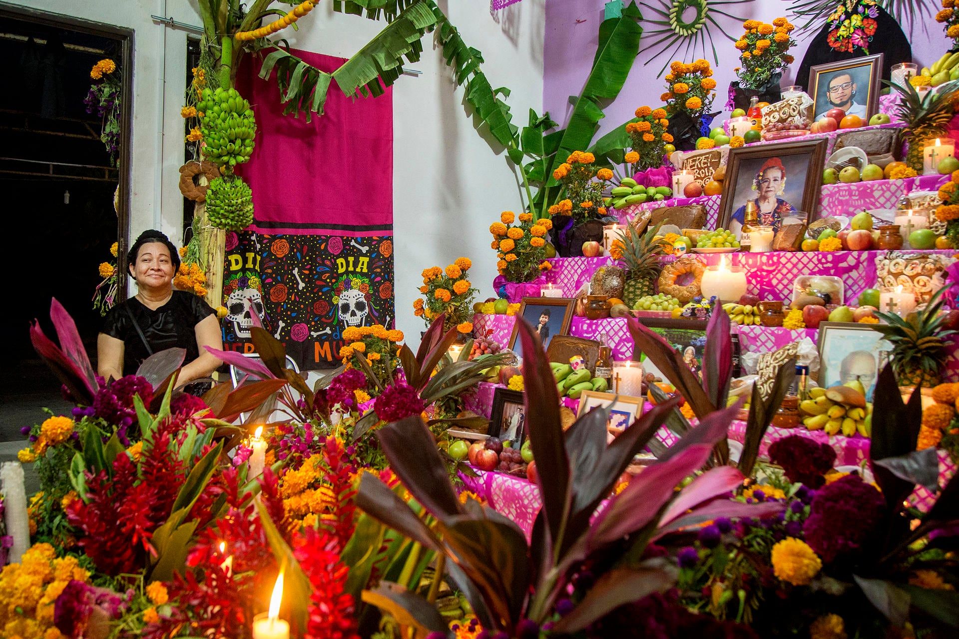 MEX4094. JUCHITÁN (MÉXICO), 31/10/2024.- Fotografía de una ofrenda de Día de Muertos este jueves, en el municipio de Juchitán (México). Con la celebración del 'Xandú' equivalente a todos los santos, pobladores montan ofrendas y altares con comida, panes y algunas bebidas de la predilección del difunto para recibirlos y convivir con ellos. EFE/ Luis Villalobos
