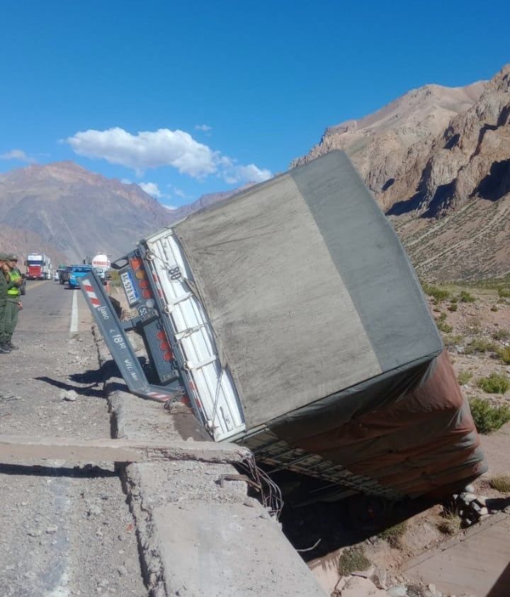 Peligroso siniestro vial en Uspallata / Foto Seguridad de Mendoza