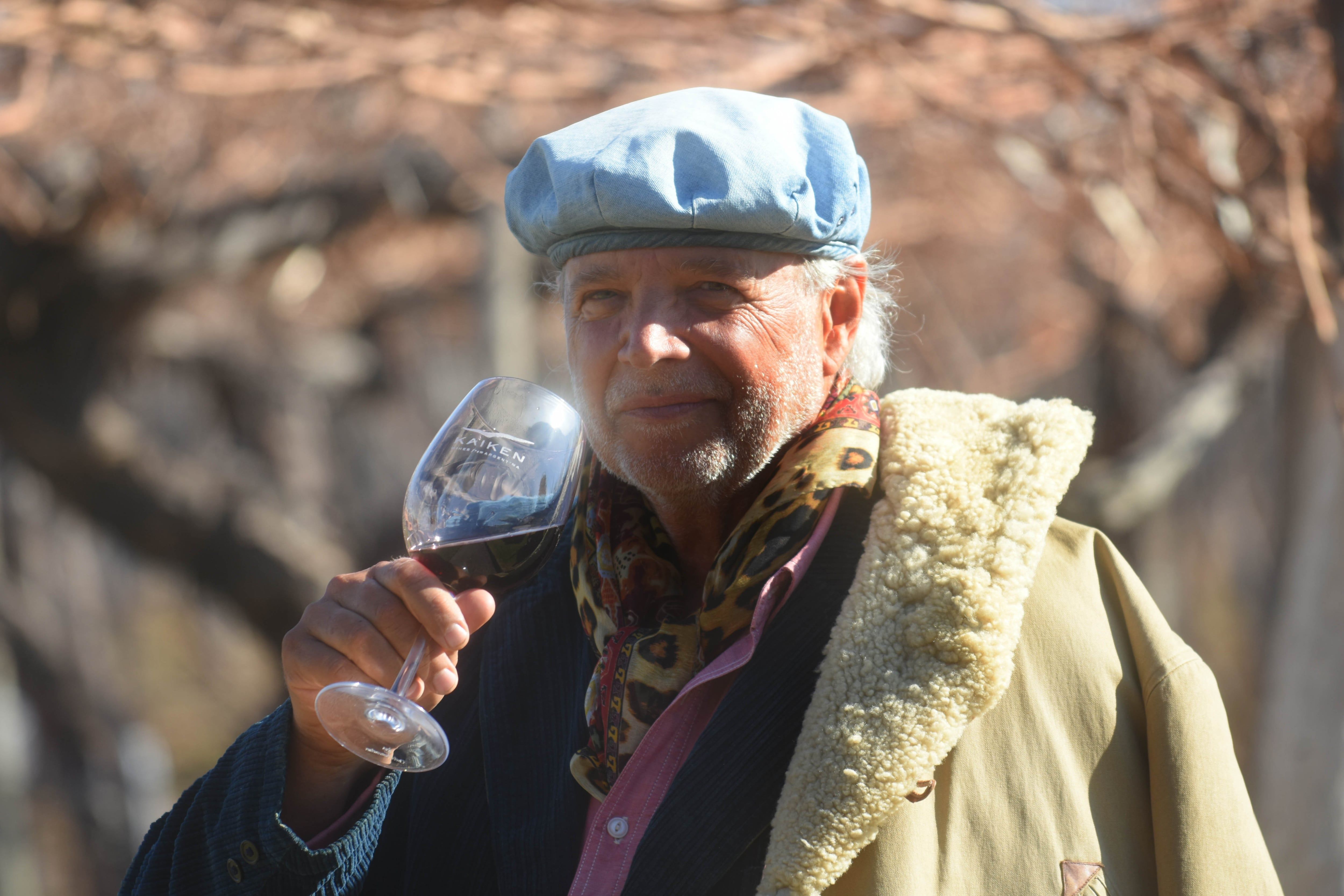 Francis en plena Vistalba, de Luján, saboreando un vino mientras concreta detalles de su nuevo proyecto, Ramos Generales. Foto: José Gutiérrez / Los Andes
