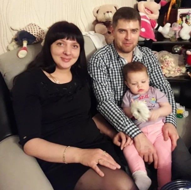 Natalia, Vladimir y la pequeña Lisa. La mujer mató a martillazos a su hija. -