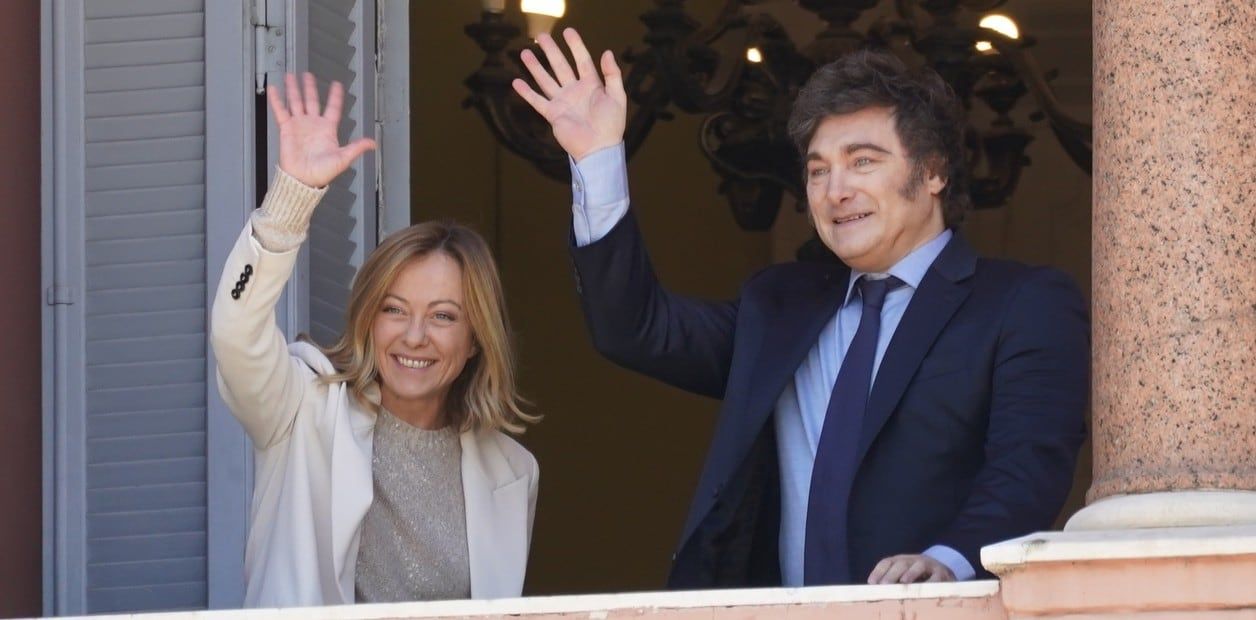 Milei y Giorgia Meloni salieron a saludar al balcón de la Casa Rosada y brindaron una conferencia de prensa conjunta. (Gentileza Clarin)