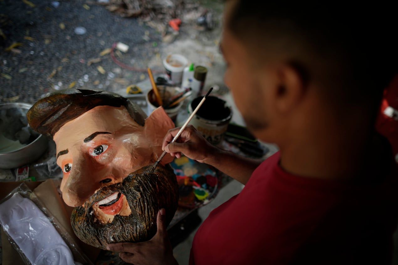 El artista panameño Víctor Álvarez admite a EFE que antes de que Argentina se alzara, hace poco más de una semana, como campeona del mundo en Catar 2022, ya tenía listo un muñeco de Lionel Messi. Lo que no pensó es que muchos de sus fieles clientes también querrían uno y además con la ya célebre inscripción