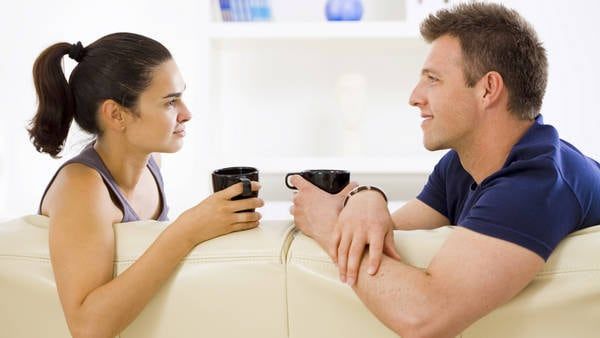 Lo más importante de todo es escuchar. Y para ello, parece obvio, pero no lo es, hay que callarse y esperar a que la otra persona termine su idea.