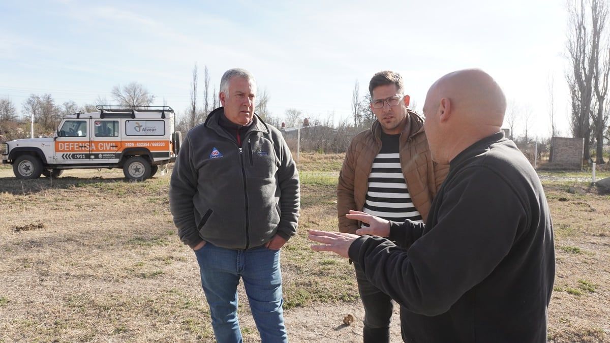 Javier Velazco (izquierda) y Leandro Silvestre (derecha), dialogando con un vecino (centro).