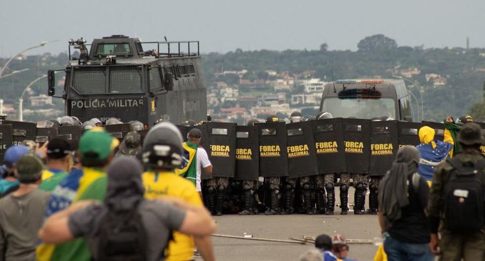 A principios de enero de 2023, un grupo de simpatizantes de Jair Bolsonaro intentó llevar a cabo un golpe de Estado en Brasilia contra el actual presidente de Brasil, Lula da Silva. 

En la imagen: la policía militar desalojó el campamento montado en Brasilia por los golpistas.