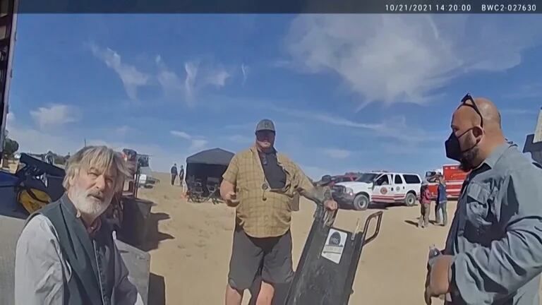Momento posterior al disparo de Alec Baldwin en el rodaje de Rust.