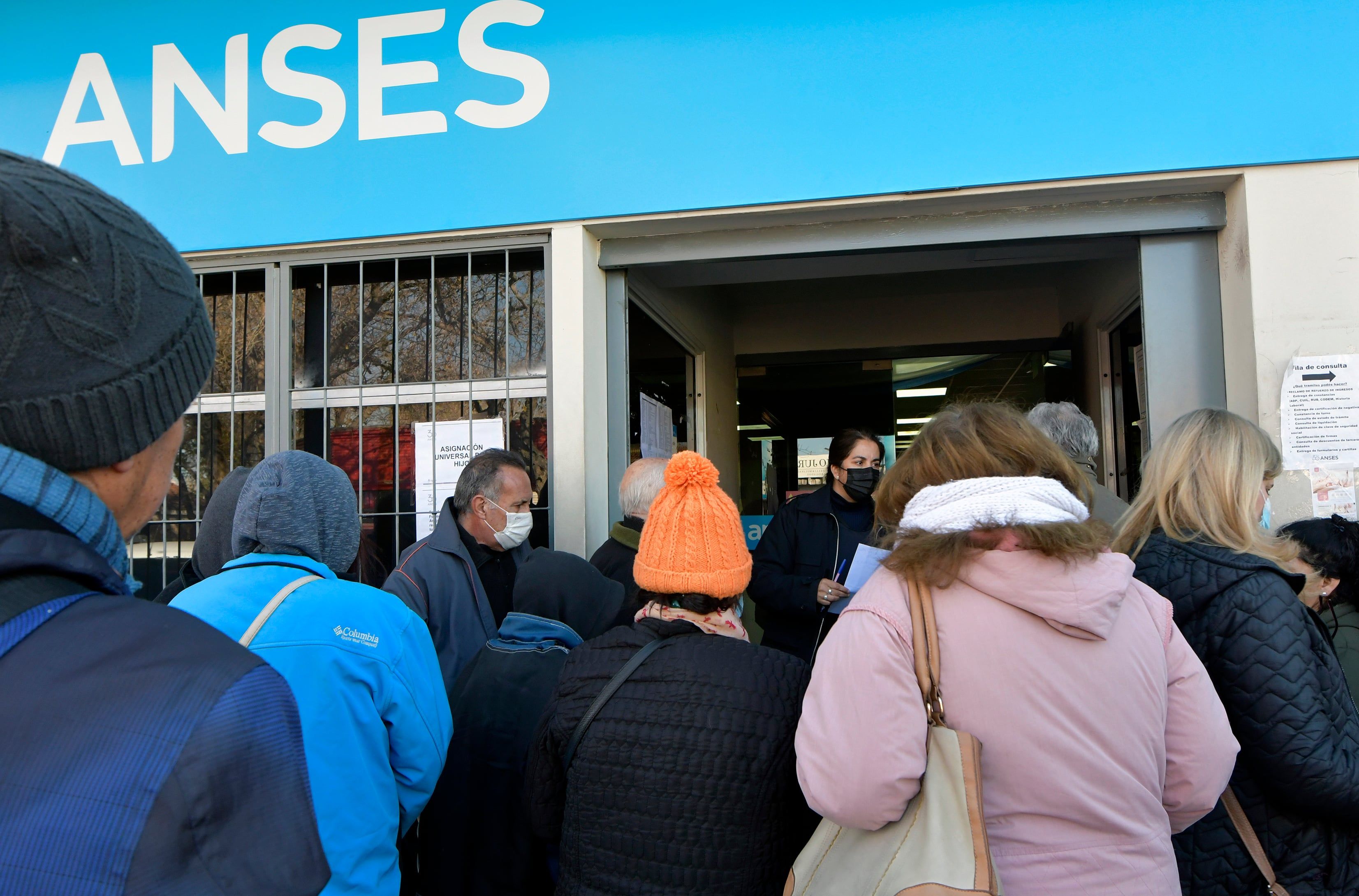 Filas en Anses (Las Heras) para completar el trámite de subsidios de luz y gas - Foto: Orlando Pelichotti / Los Andes
