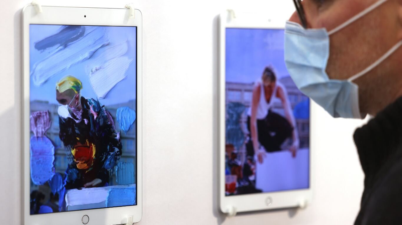 La feria Art Cologne dejaba ver obras en pantallas de IPad colgadas en la pared.