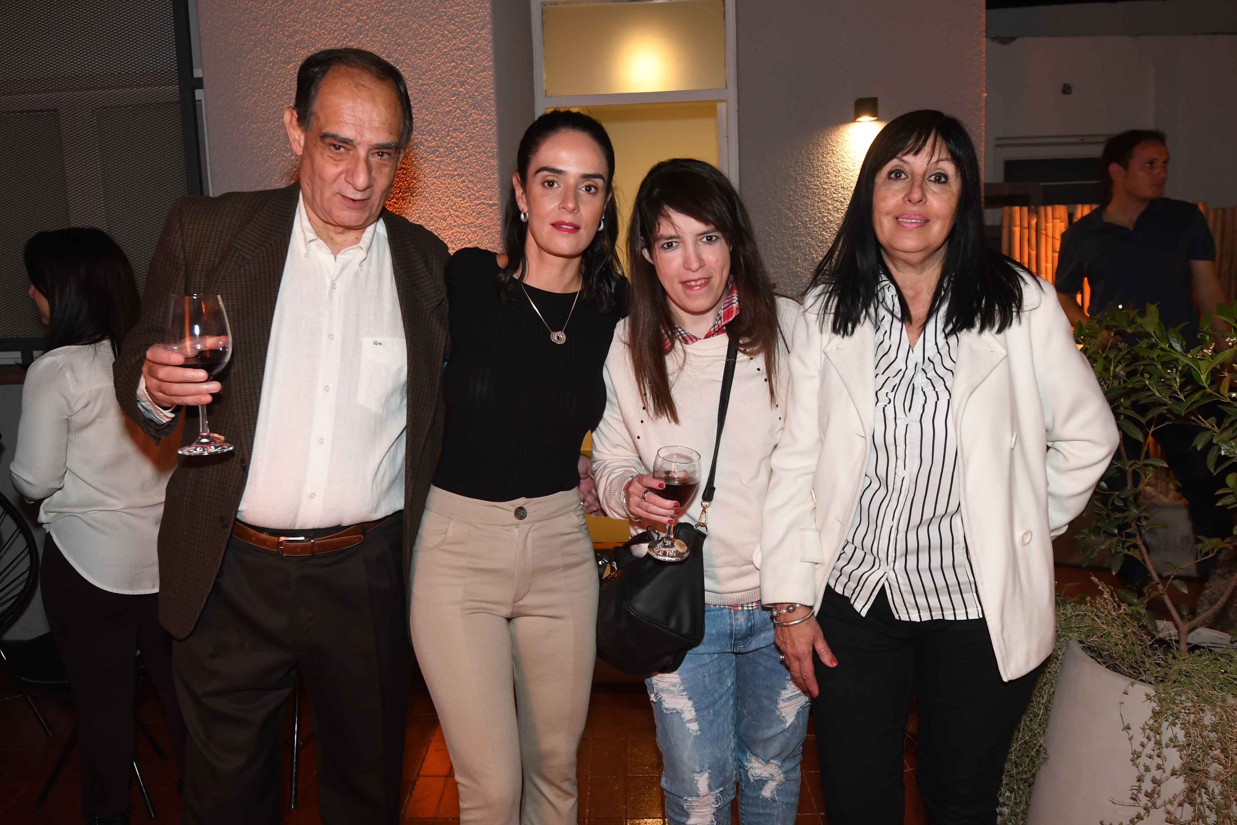 Eduardo de Giuseppe, Johanna, Andrea y Adriana Aubone.