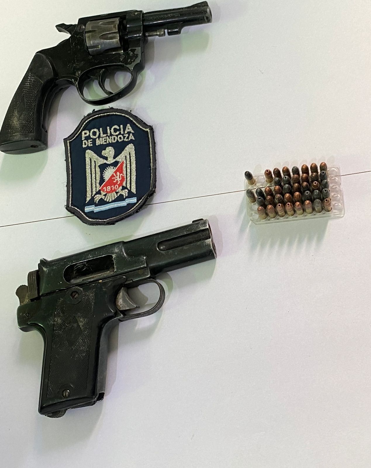 Prohibieron el ingreso de 60 hinchas de Almirante Brown por transportar armas y drogas. Foto: Ministerio de Seguridad.