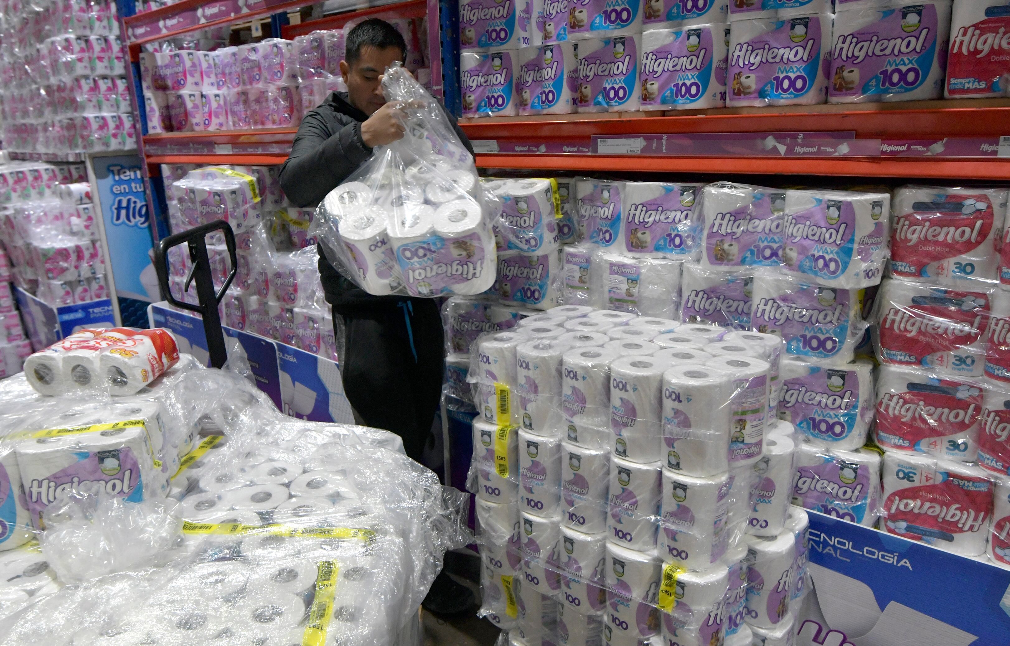 04 Julio 2022. Mendoza Economía Incremento en ventas en supermercados y Mayoristas Por la inflación, aumentaron  las ventas en los supermercados y mercados mayoristas, según informó el Instituto Nacional de Estadística y Censos (Indec Inflación sin freno: hubo un fuerte aumento de la compra de alimentos en mercados y supermercados En la foto, el Mayorista Oscar David. Foto: Orlando Pelichotti / Los Andes