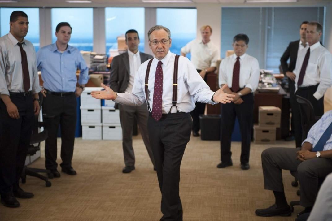 Kevin Spacey interpreta a Sam y encabeza el elenco de esta película sobre las internas de una compañía de Wall Street a punto de colapsar.