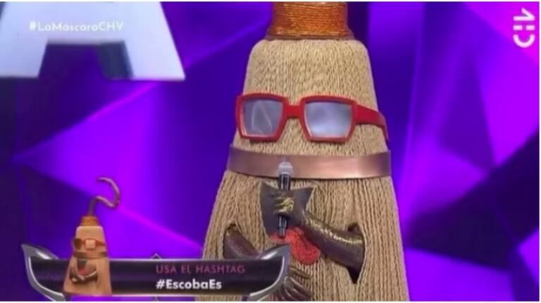 Benjamín Vicuña disfrazado de escoba