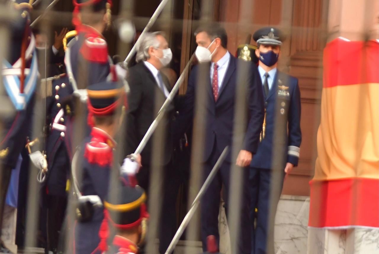 El presidente Alberto Fernández recibe a su par español, Pedro Sánchez, en el ingreso principal de la Casa Rosada -
