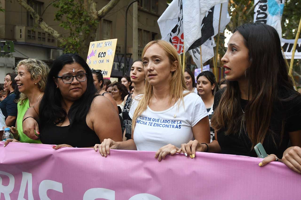 Marcha 8 M en conmemoración del día internacional de la mujer. Miles de mujeres caminaron por las calles de la Ciudad portando carteles, letreros, pancartas y banderas para hacer valer sus derechos La Senadora Nacional Anabel Fernandez Sagasti estuvo presnete en la marcha Foto:José Gutierrez / Los Andes 