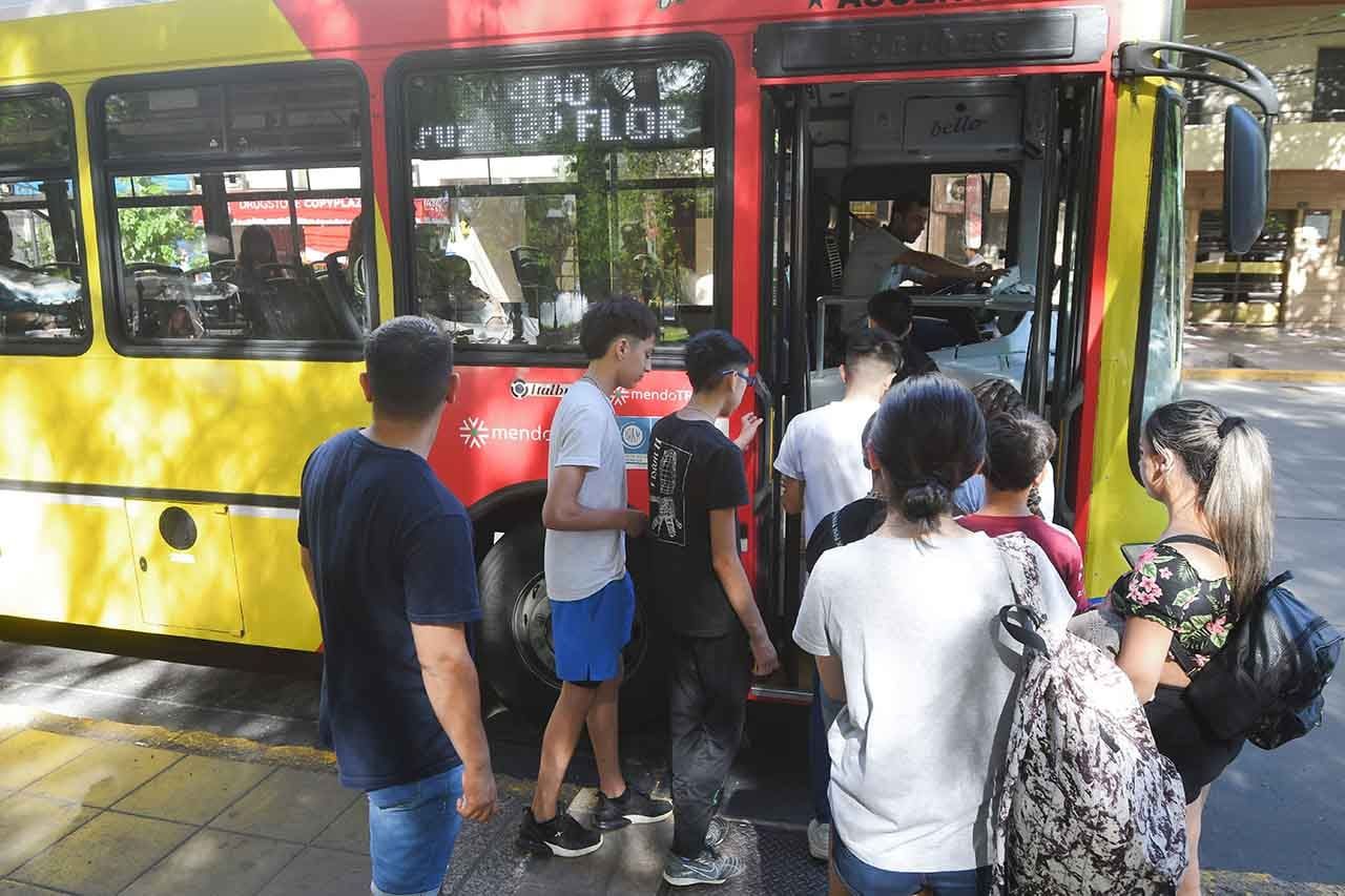 En Mendoza se usa menos el automovil y el transporte público ha marcado un record en la venta de pasajes, esto se debe el costo del combustible, el gasto que genera mover un auto.Foto: José Gutierrez