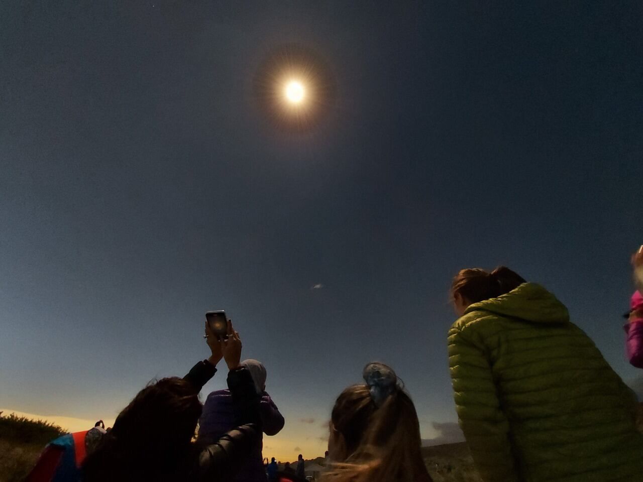 En diciembre de 2020, miles de personas vieron el eclipse solar desde Neuquén (Clarín)