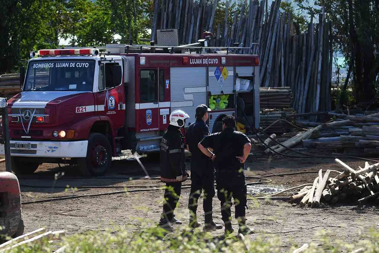 Incendio en una maderera en calle Olavarría y Acceso Sur en el departamento de Lujan de Cuyo   Foto: José Gutierrez/ Los Andes 